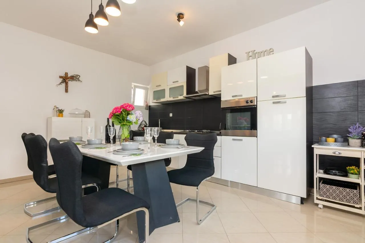 Apartman Holiday Home Bibano