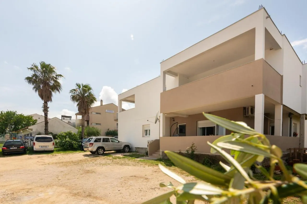 Apartman Holiday Home Bibano